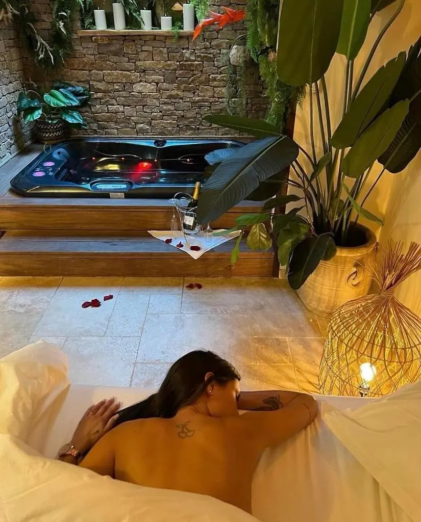 Hebergement Insolite Avec Jacuzzi Privatif Millau France