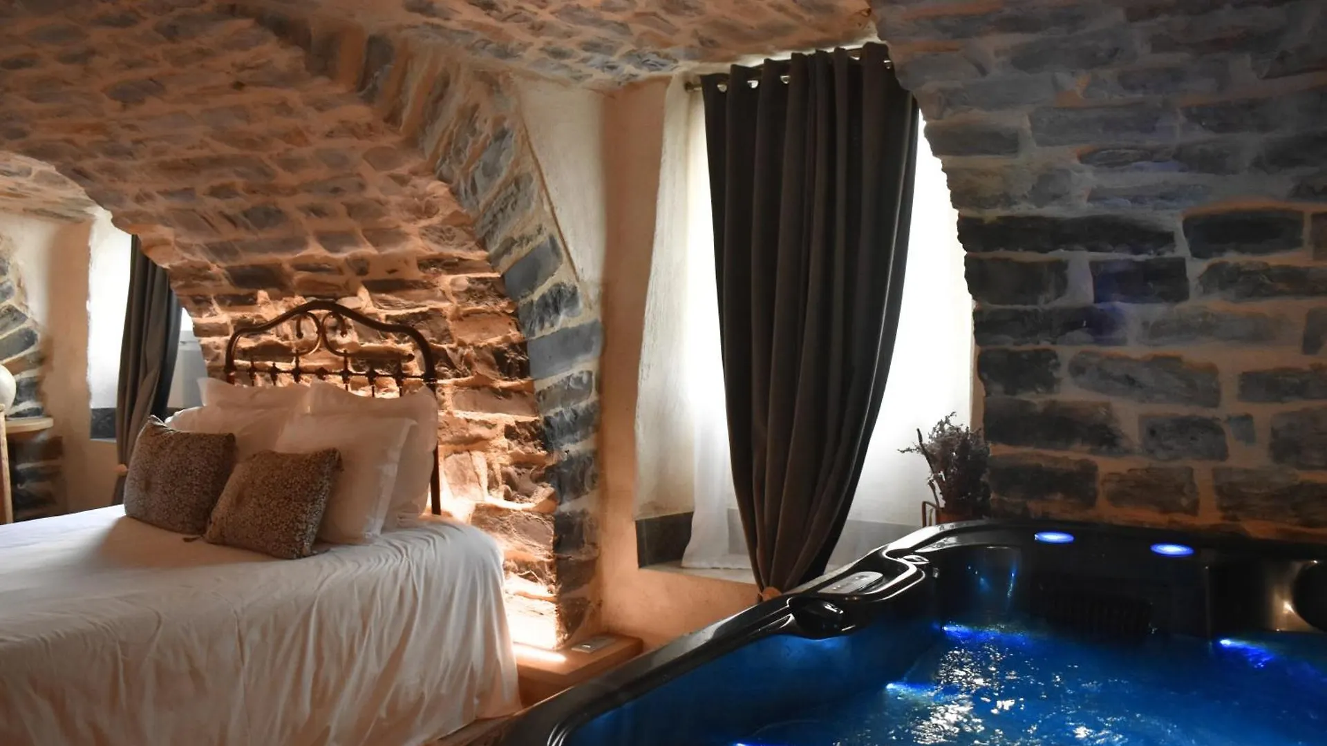 Hebergement Insolite Avec Jacuzzi Privatif Millau